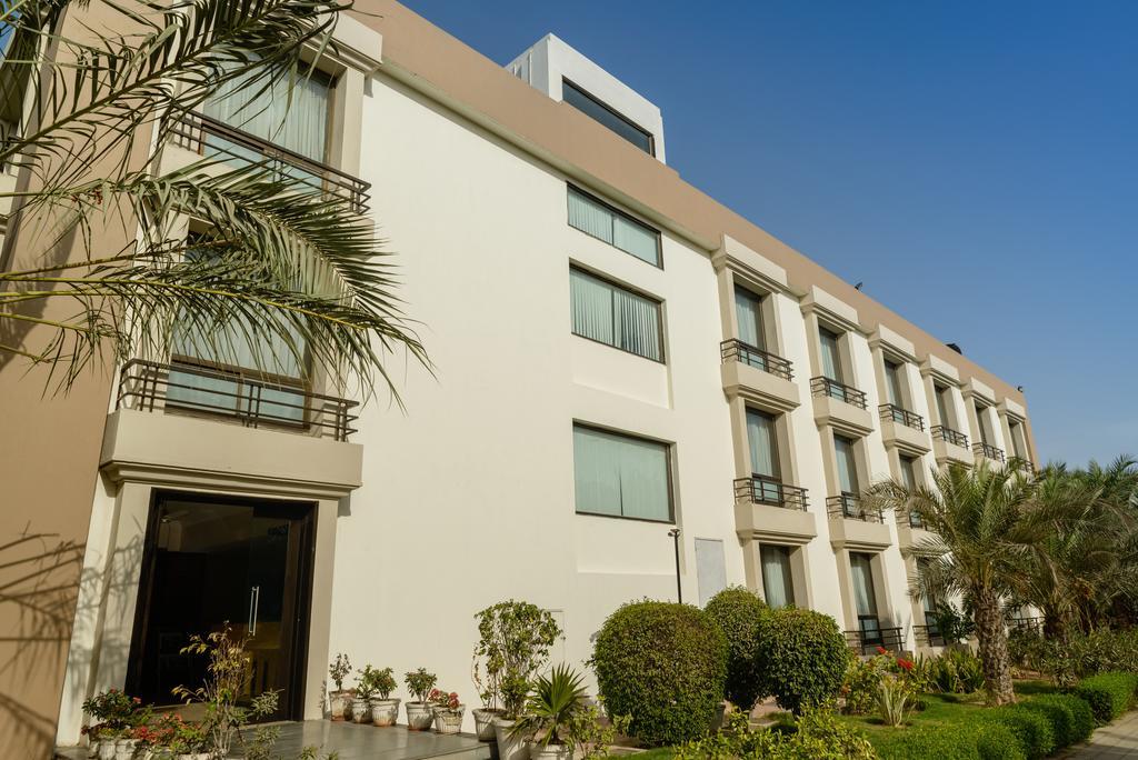 Quality Inn Palms Gāndhīdhām Exteriör bild