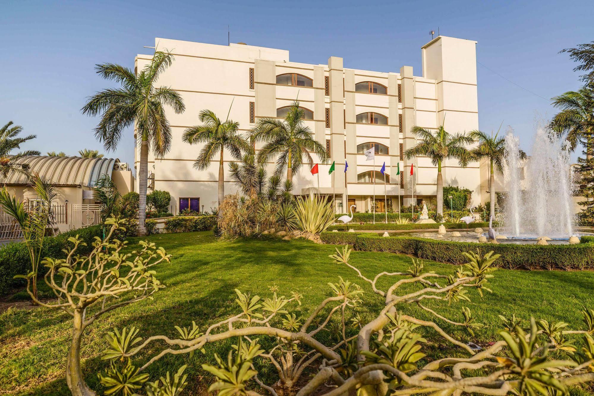 Quality Inn Palms Gāndhīdhām Exteriör bild
