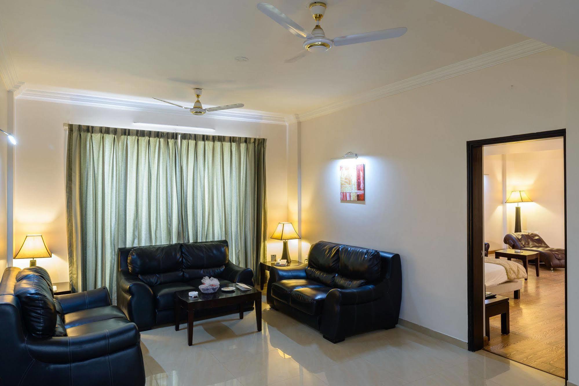 Quality Inn Palms Gāndhīdhām Exteriör bild