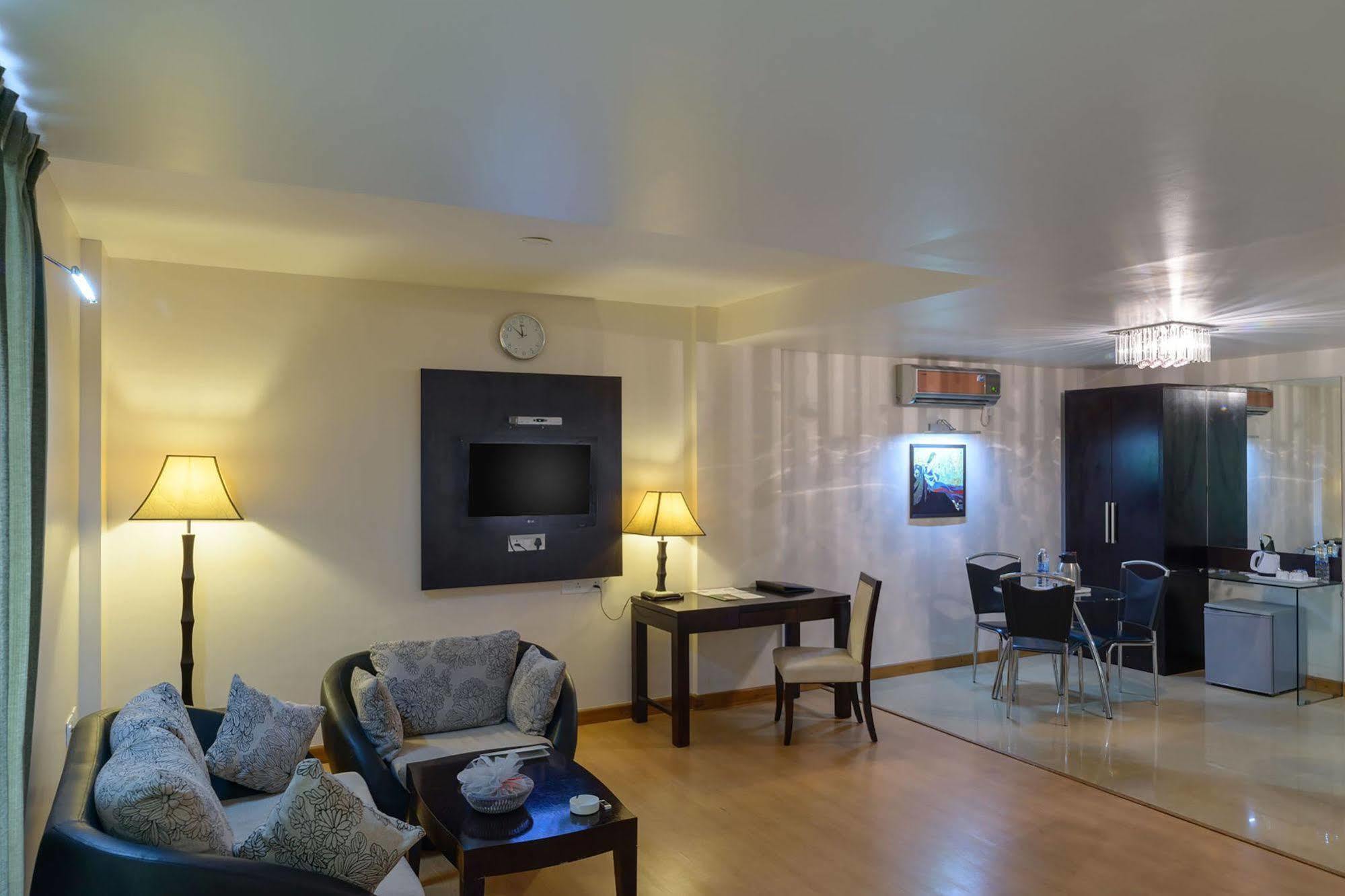 Quality Inn Palms Gāndhīdhām Exteriör bild