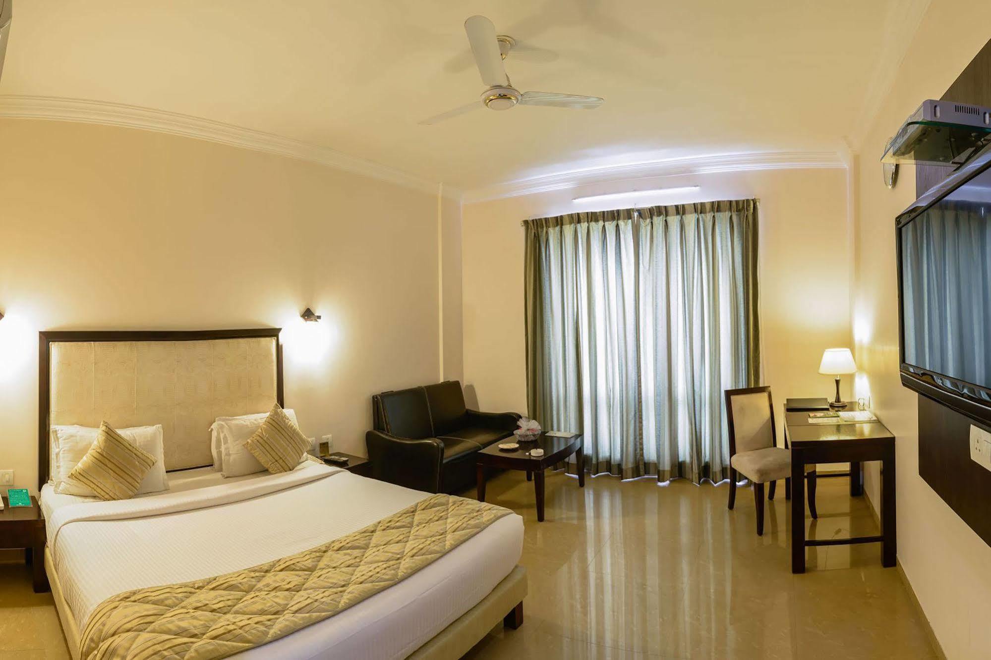 Quality Inn Palms Gāndhīdhām Exteriör bild