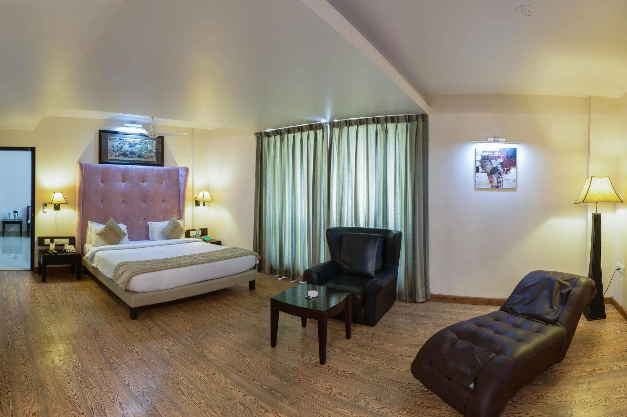 Quality Inn Palms Gāndhīdhām Exteriör bild