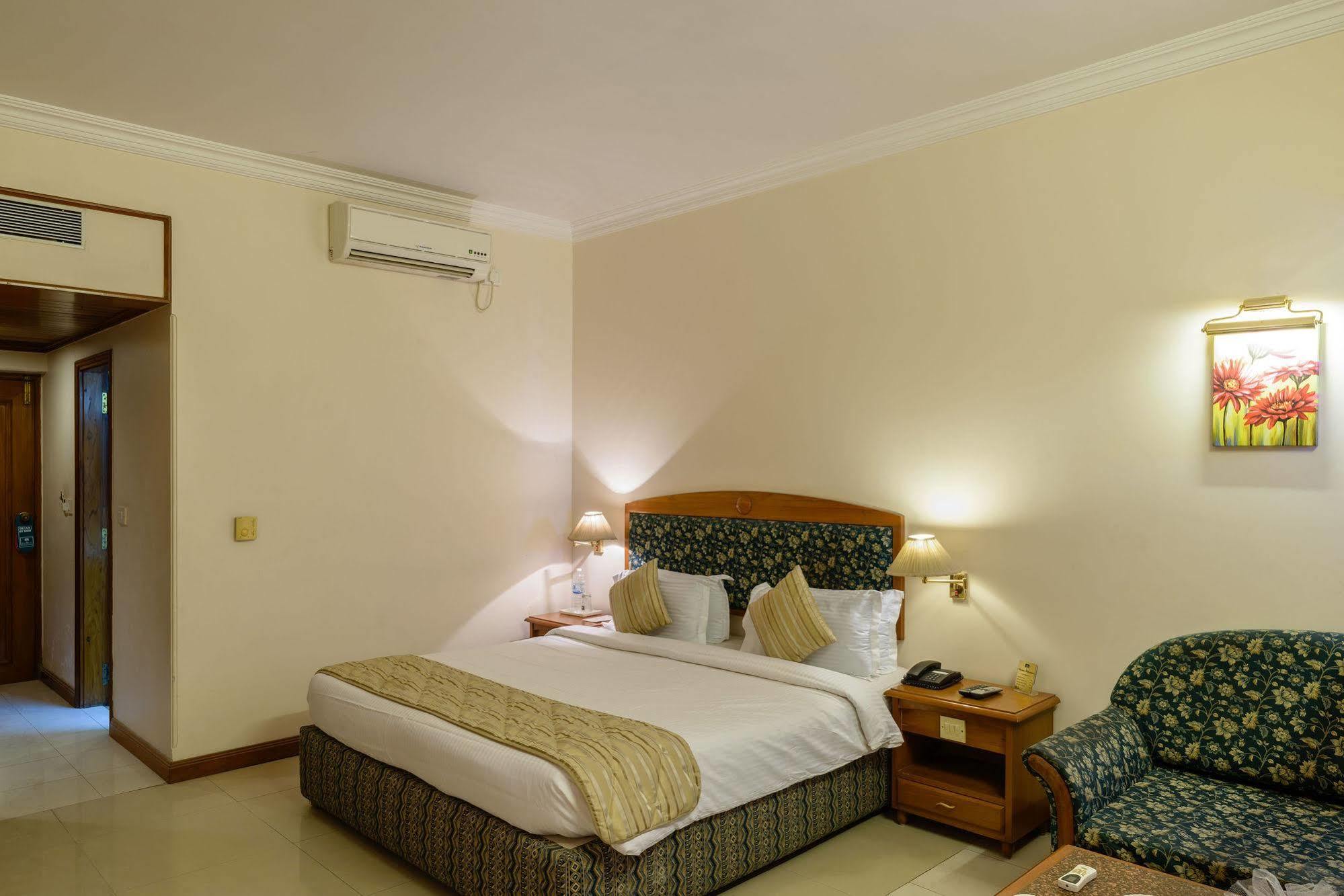 Quality Inn Palms Gāndhīdhām Exteriör bild