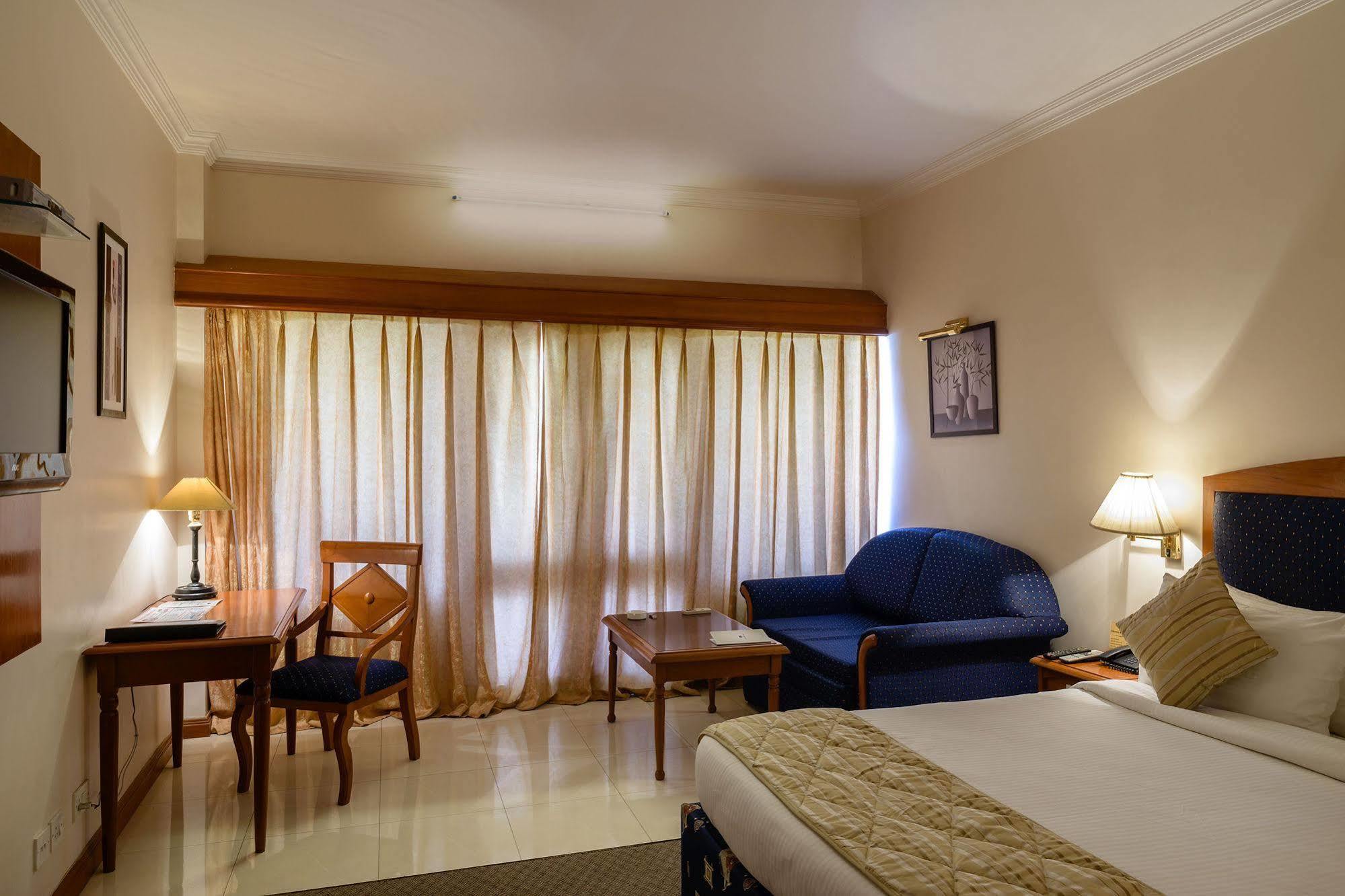 Quality Inn Palms Gāndhīdhām Exteriör bild