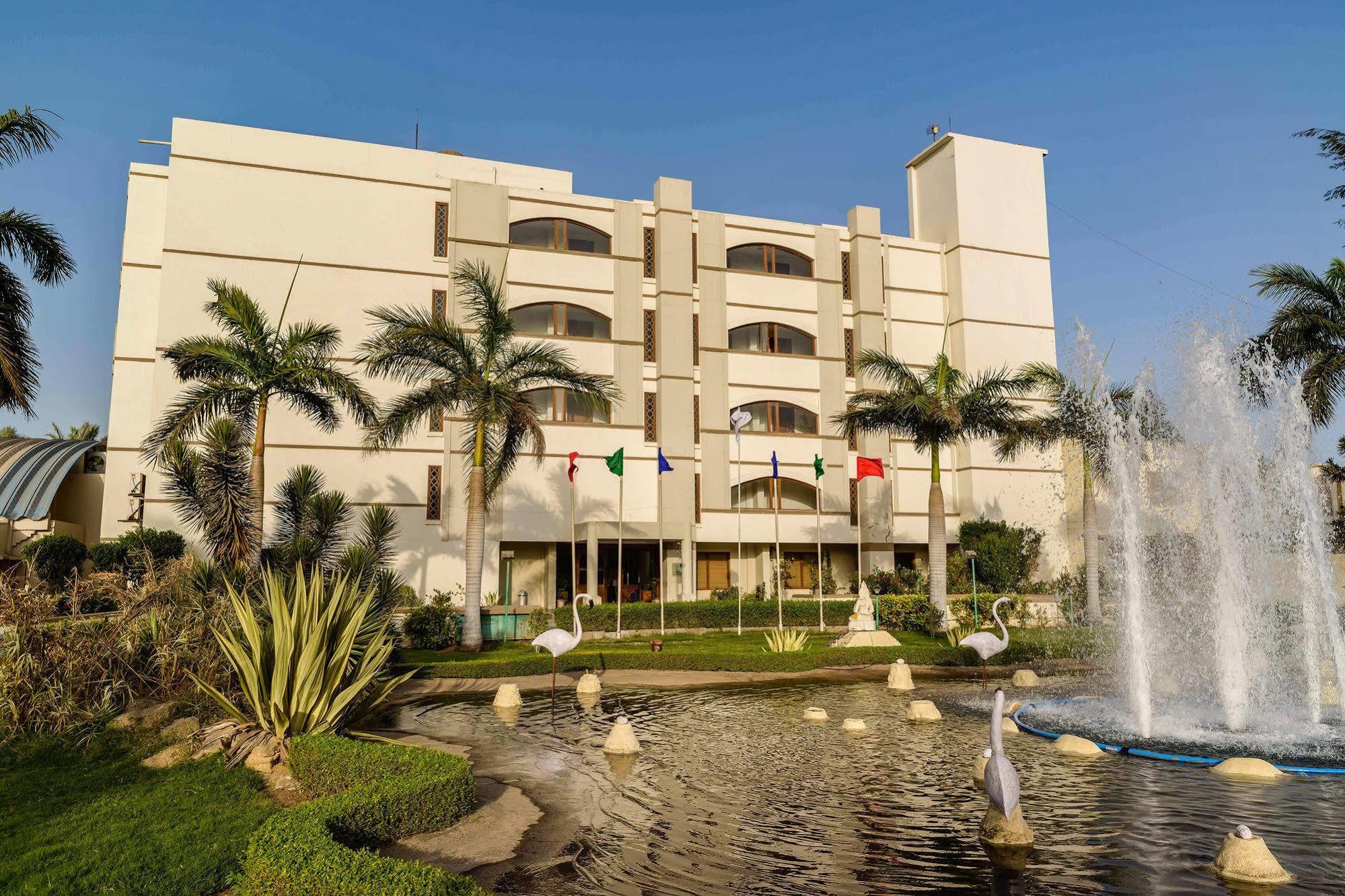 Quality Inn Palms Gāndhīdhām Exteriör bild